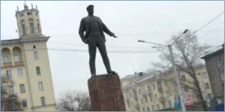 Памятник В. В. Маяковскому в Новокузнецке - Monument to Vladimir Mayakovsky in Novokuznetsk