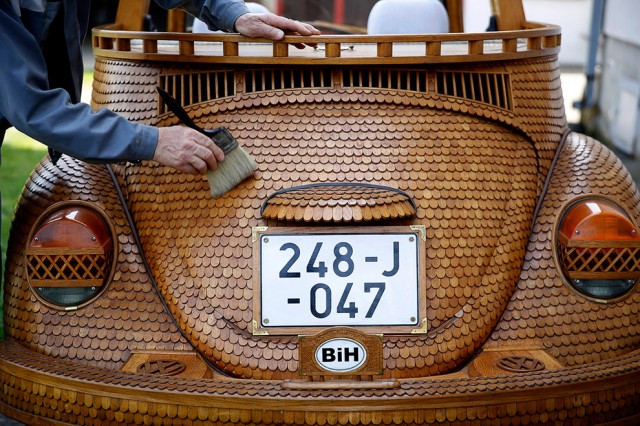 Пенсионер сделал полностью деревянный автомобиль Фольксваген Жук 
